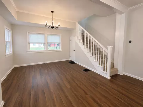 Living - 502 Vincennes Ave, Flora, IL 62839 photo 2 of 5