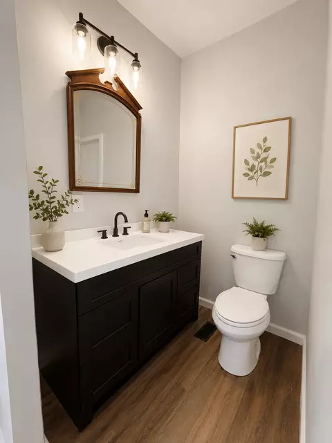 Bath - 502 Vincennes Ave, Flora, IL 62839 photo 1 of 5