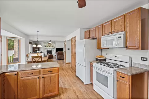 Kitchen - 18913 Meadowview Dr, Mokena, IL 60448 photo 3 of 3