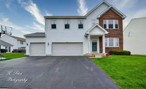 708 Bay Shore Dr, Pingree Grove, IL 60140