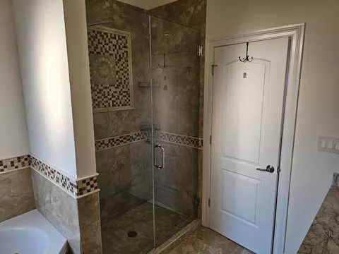 Bath - 4420 S Berkeley Ave, Chicago, IL 60653 photo 4 of 10