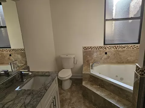 Bath - 4420 S Berkeley Ave, Chicago, IL 60653 photo 3 of 10