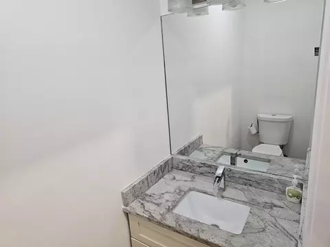 Bath - 4420 S Berkeley Ave, Chicago, IL 60653 photo 1 of 10