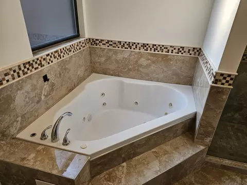 Bath - 4420 S Berkeley Ave, Chicago, IL 60653 photo 6 of 10