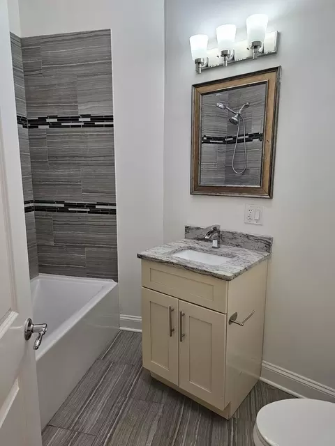 Bath - 4420 S Berkeley Ave, Chicago, IL 60653 photo 7 of 10