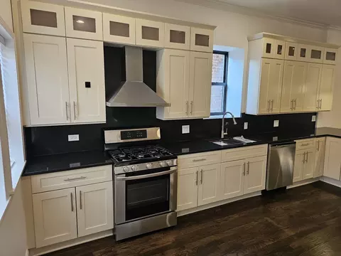Kitchen - 4420 S Berkeley Ave, Chicago, IL 60653 photo 4 of 6