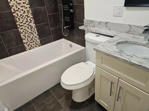 Bath - 4420 S Berkeley Ave, Chicago, IL 60653 photo 9 of 10