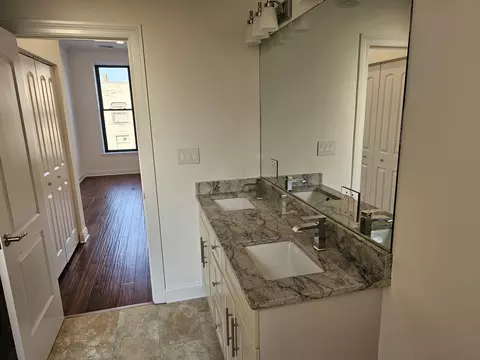 Bath - 4420 S Berkeley Ave, Chicago, IL 60653 photo 2 of 10