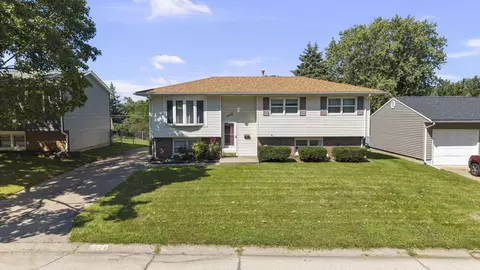 3620 Oakwood Dr, Bettendorf, IA 52722