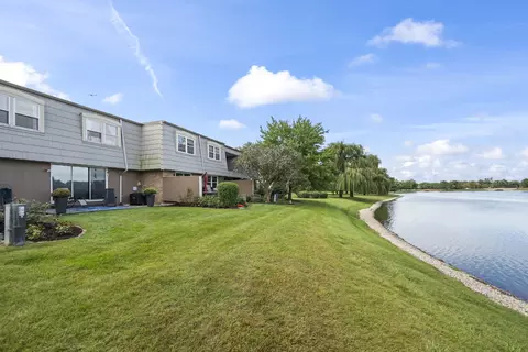 670 Versailles Cir #D, Elk Grove Village, IL 60007