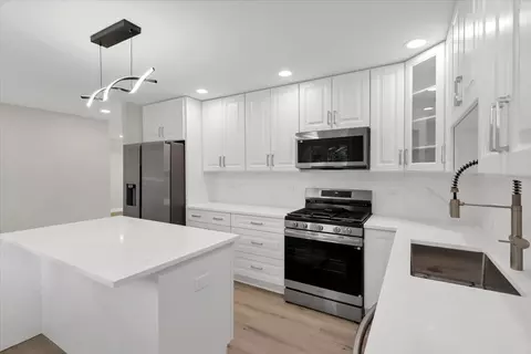 Kitchen - 590 Durham Ct, Hoffman Estates, IL 60169 photo 2 of 3