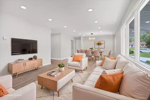 Living - 590 Durham Ct, Hoffman Estates, IL 60169 photo 4 of 4