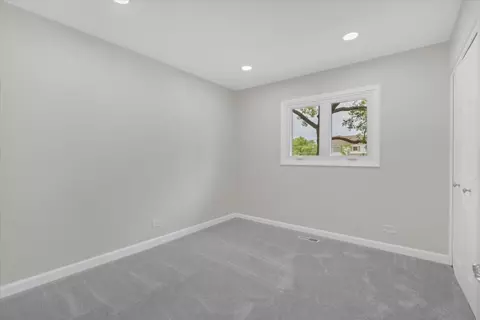 Bedroom - 590 Durham Ct, Hoffman Estates, IL 60169 photo 2 of 9