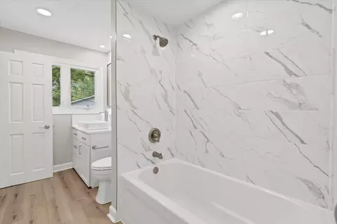 Bath - 590 Durham Ct, Hoffman Estates, IL 60169 photo 1 of 6