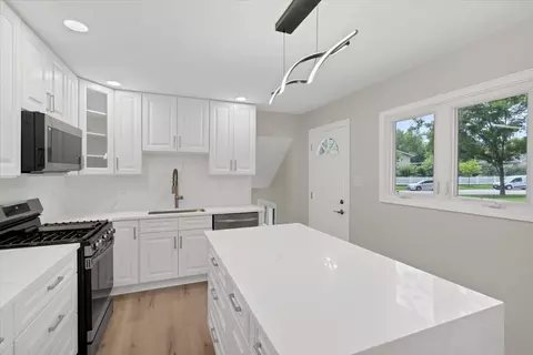 Kitchen - 590 Durham Ct, Hoffman Estates, IL 60169 photo 1 of 3
