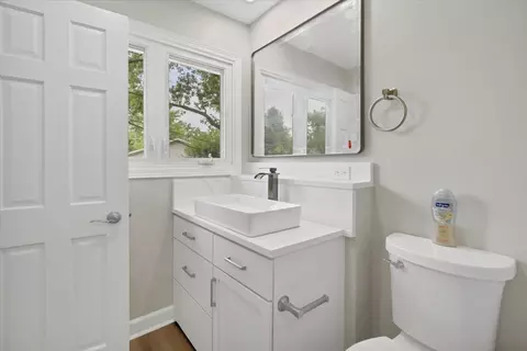 Bath - 590 Durham Ct, Hoffman Estates, IL 60169 photo 2 of 6
