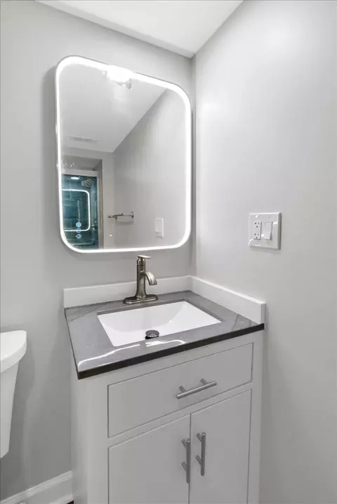 Bath - 590 Durham Ct, Hoffman Estates, IL 60169 photo 6 of 6