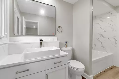 Bath - 590 Durham Ct, Hoffman Estates, IL 60169 photo 3 of 6