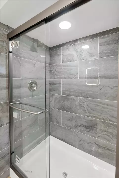 Bath - 590 Durham Ct, Hoffman Estates, IL 60169 photo 5 of 6