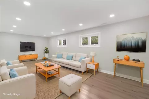 Living - 590 Durham Ct, Hoffman Estates, IL 60169 photo 3 of 4