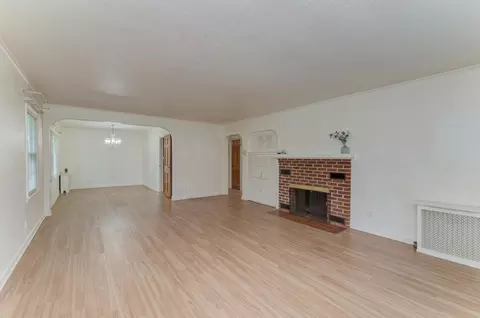Living - 2425 Commonwealth Ave, Joliet, IL 60435 photo 3 of 5