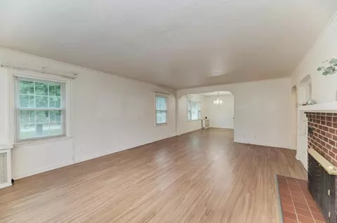 Living - 2425 Commonwealth Ave, Joliet, IL 60435 photo 4 of 5