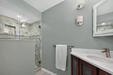 Bath - 135 Hawkins Cir, Wheaton, IL 60189 photo 4 of 5