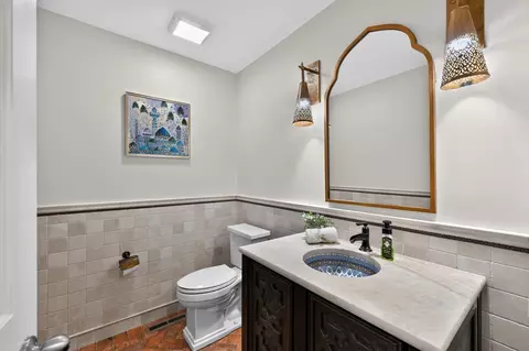 Bath - 135 Hawkins Cir, Wheaton, IL 60189 photo 1 of 5