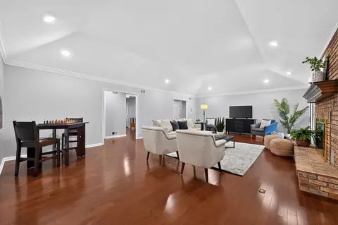 Living - 135 Hawkins Cir, Wheaton, IL 60189 photo 2 of 3