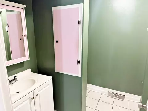 Bath - 213 E 9th St, Metropolis, IL 62960 photo 1 of 3