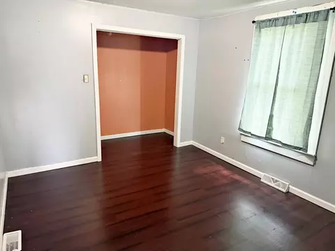 Bedroom - 213 E 9th St, Metropolis, IL 62960 photo 3 of 3