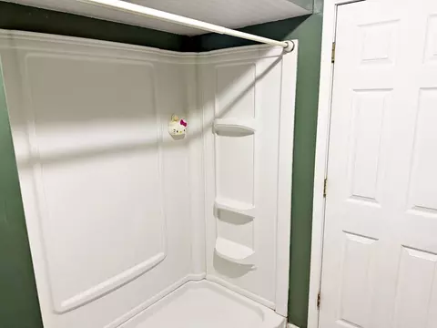 Bath - 213 E 9th St, Metropolis, IL 62960 photo 2 of 3