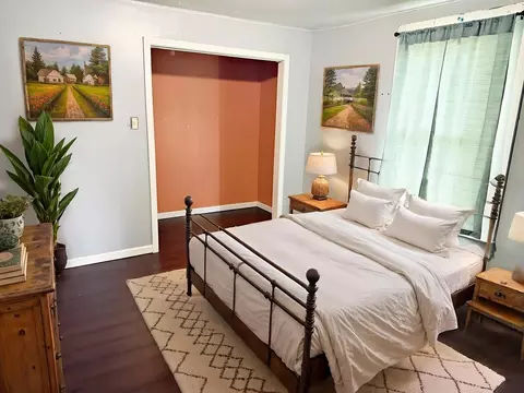 Bedroom - 213 E 9th St, Metropolis, IL 62960 photo 2 of 3