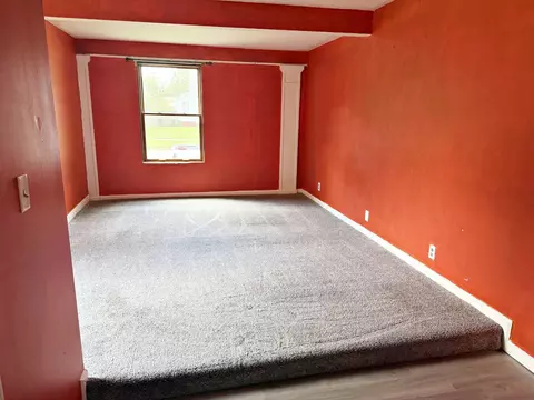 Living - 213 E 9th St, Metropolis, IL 62960 photo 2 of 7