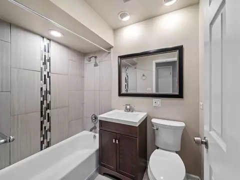 Bath - 415 Tennyson Rd, Bartlett, IL 60103 photo 1 of 2