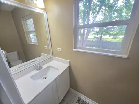 Bath - 1705 Lake Pointe Dr, Plainfield, IL 60586 photo 1 of 4