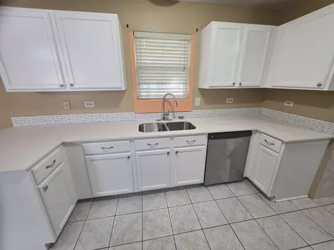 Kitchen - 1705 Lake Pointe Dr, Plainfield, IL 60586 photo 2 of 5