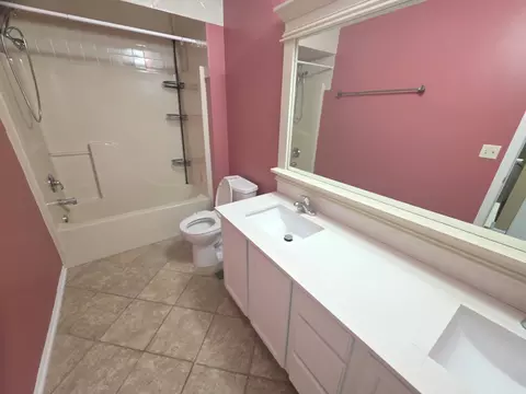 Bath - 1705 Lake Pointe Dr, Plainfield, IL 60586 photo 2 of 4