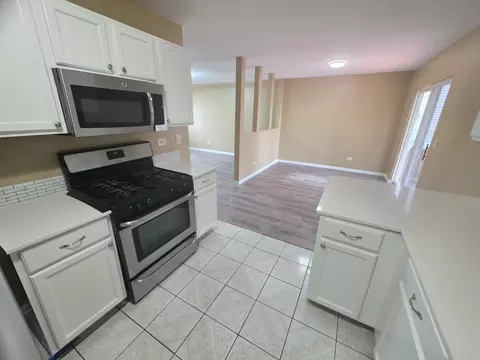 Kitchen - 1705 Lake Pointe Dr, Plainfield, IL 60586 photo 4 of 5