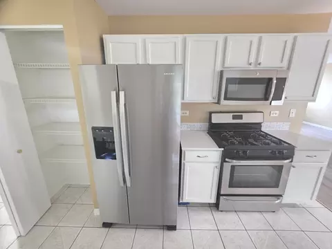 Kitchen - 1705 Lake Pointe Dr, Plainfield, IL 60586 photo 5 of 5