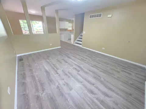 Living - 1705 Lake Pointe Dr, Plainfield, IL 60586 photo 2 of 4