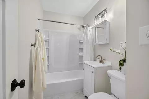 Bath - 5419 6th Ave, Moline, IL 61265 photo 1 of 1