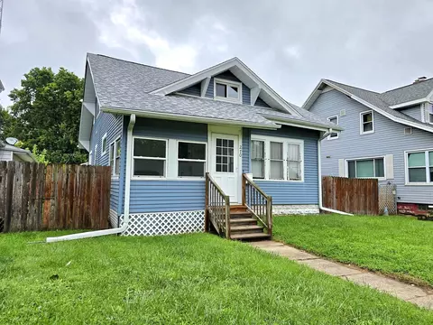 270 18th Pl, Clinton, IA 52732