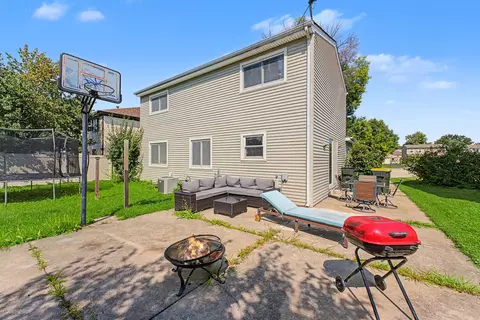 Exterior - 520 Dover Dr, Roselle, IL 60172 photo 5 of 5