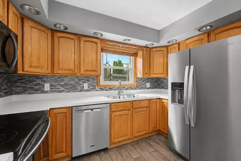 Kitchen - 520 Dover Dr, Roselle, IL 60172 photo 2 of 3