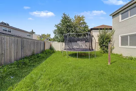 Exterior - 520 Dover Dr, Roselle, IL 60172 photo 4 of 5