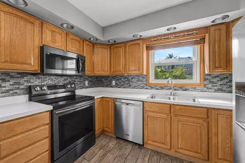 Kitchen - 520 Dover Dr, Roselle, IL 60172 photo 1 of 3