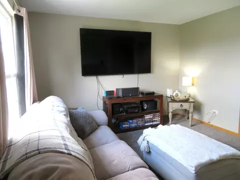 Living - 2024 Mountain Rd, Morris, IL 60450 photo 4 of 4