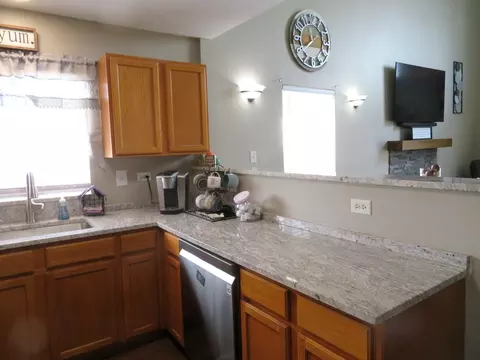 Kitchen - 2024 Mountain Rd, Morris, IL 60450 photo 2 of 3