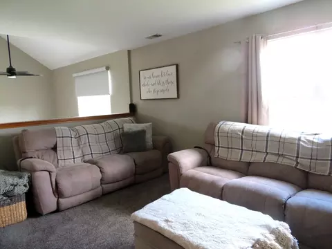 Living - 2024 Mountain Rd, Morris, IL 60450 photo 3 of 4